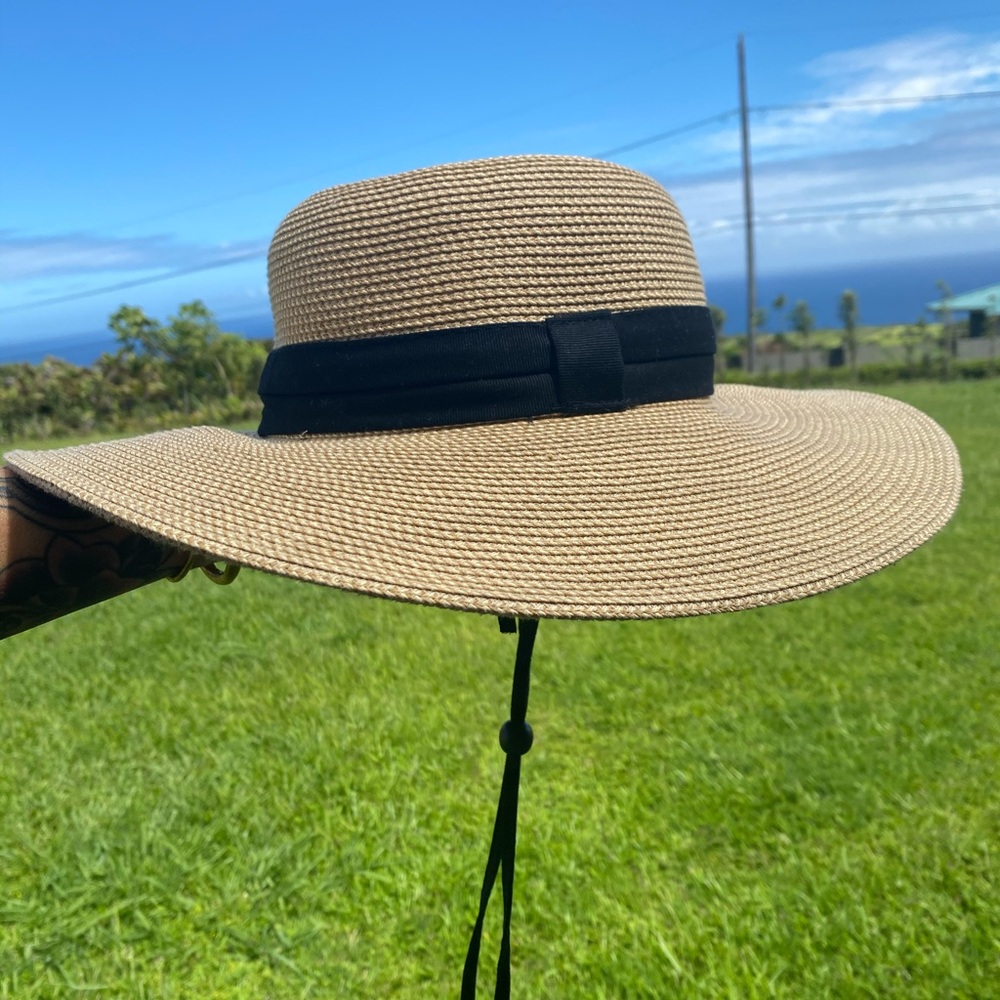 Hat with adjustable string - Picture 3 of 5